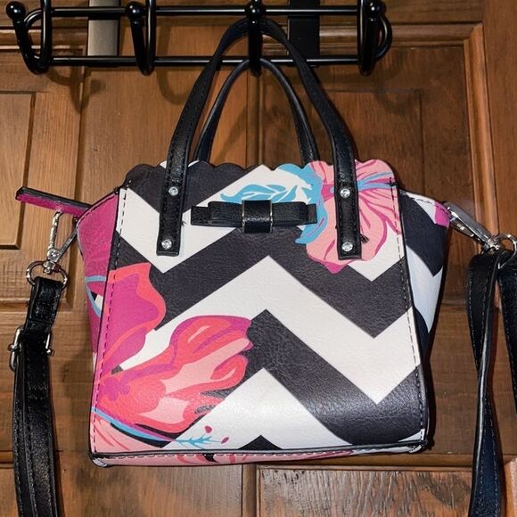 CANDIE'S Black & White zig-zag mini-purse w/pink flowers, Bryant bow, 3 sections - Picture 11 of 13